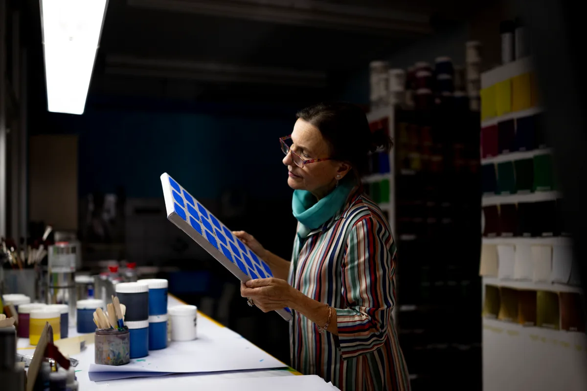 Farbherstellung in der Firma Lascaux mit Inhaberin Barbara Diethelm